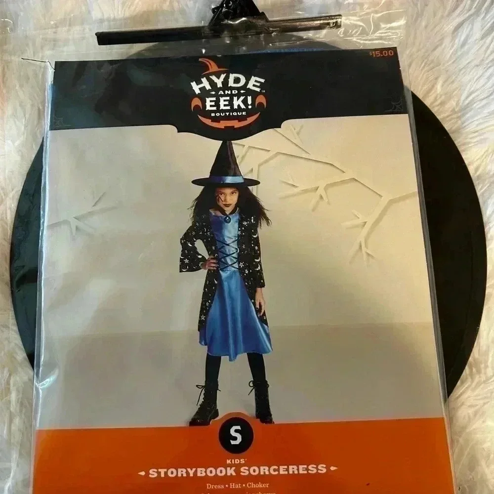 New witch‎ costume size small. Ages 4 to 7 includes the dress, hat and choker.